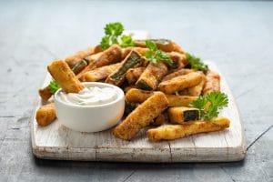 Jak zrobić i z czym podać frytki z cukinii