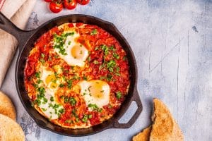Szybka szakszuka z pomidorami z puszki - przepis i wskazówki