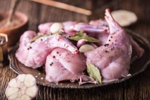Jak przyprawić królika do pieczenia i duszenia? Porady i wskazówki