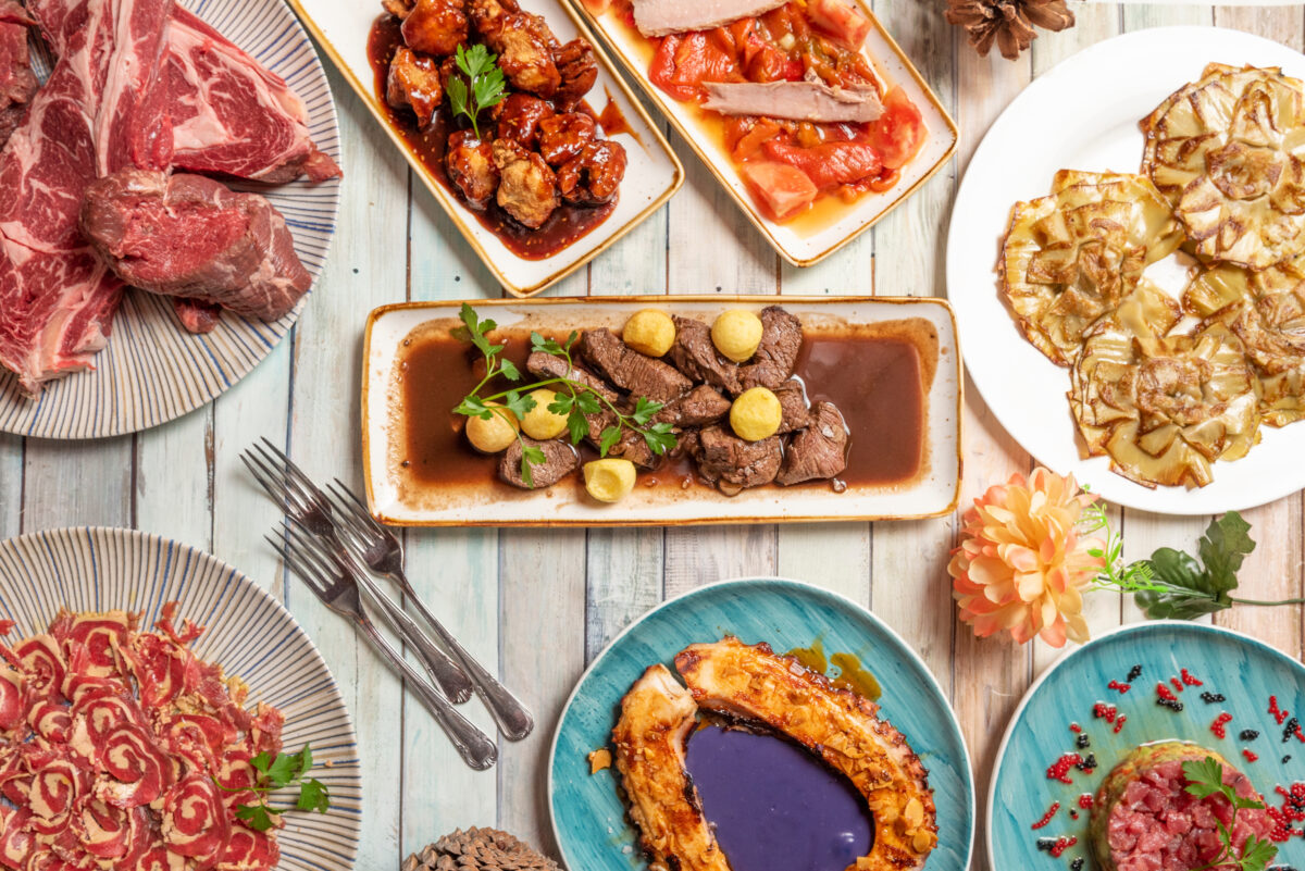 Przepisy na najpopularniejsze potrawy kuchni hiszpańskiej: od tapas po paellę