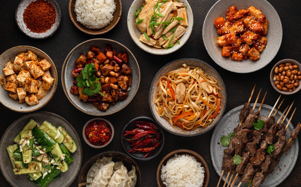 Przepisy na najpopularniejsze potrawy kuchni azjatyckiej: Od sushi po curry