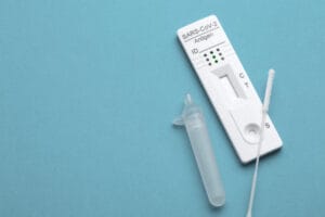 Testy na grypę i COVID-19 – jak i kiedy warto je wykonać?