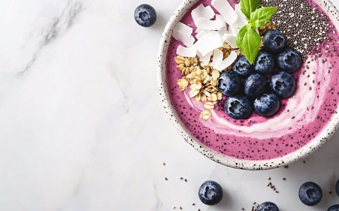 Energetyczne śniadanie: 3 warianty smoothie bowl z superfoods