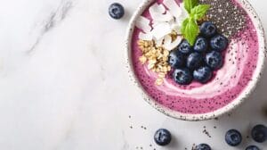 Energetyczne śniadanie: 3 warianty smoothie bowl z superfoods