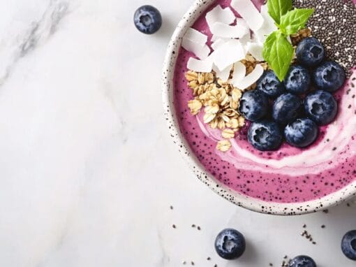 Energetyczne śniadanie: 3 warianty smoothie bowl z superfoods