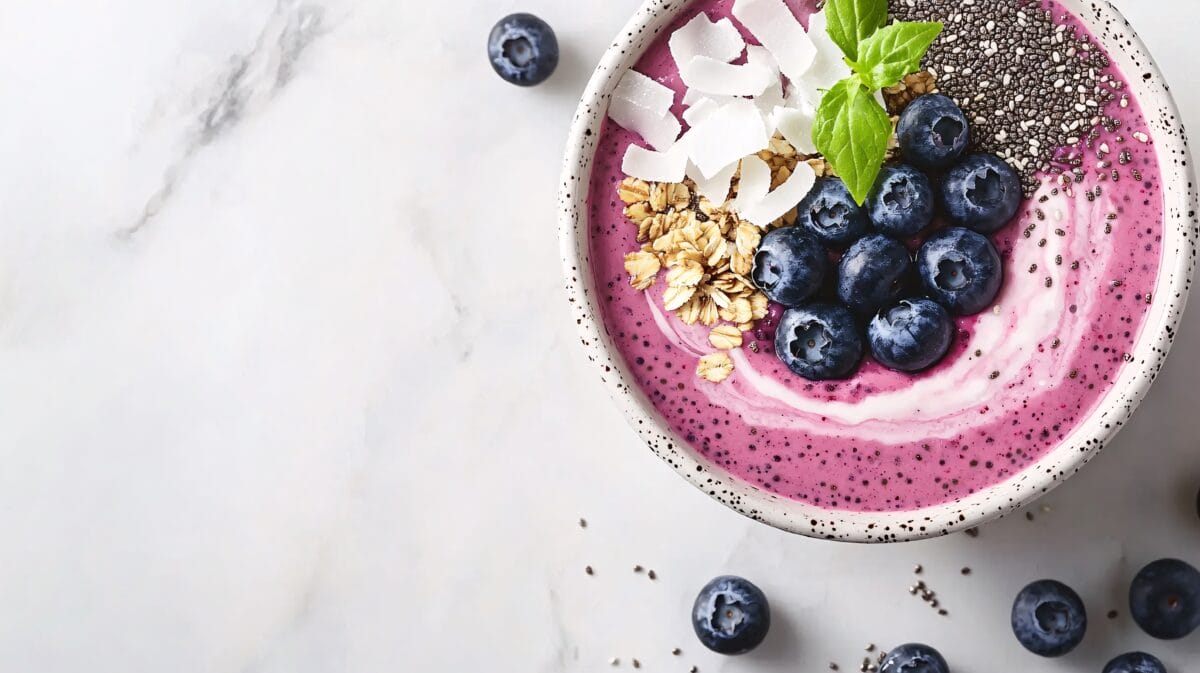 Energetyczne śniadanie: 3 warianty smoothie bowl z superfoods