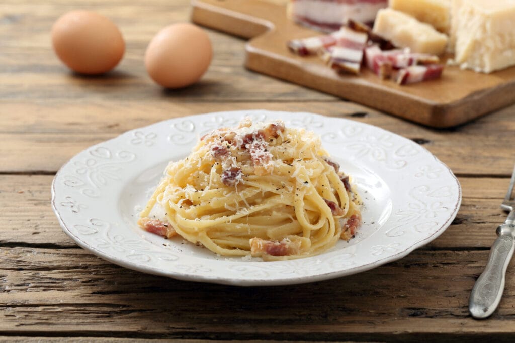 3. Makaron carbonara z jajkiem