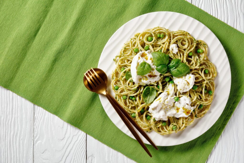 3. Ziołowy makaron z burratą i pesto