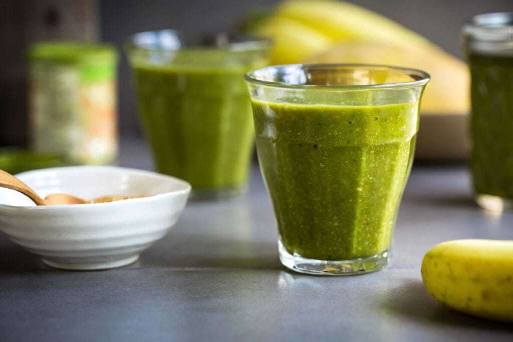 3. Smoothie z matchą i bananem