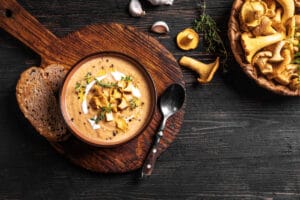 Przepisy na rozgrzewające zupy z warzyw sezonowych października