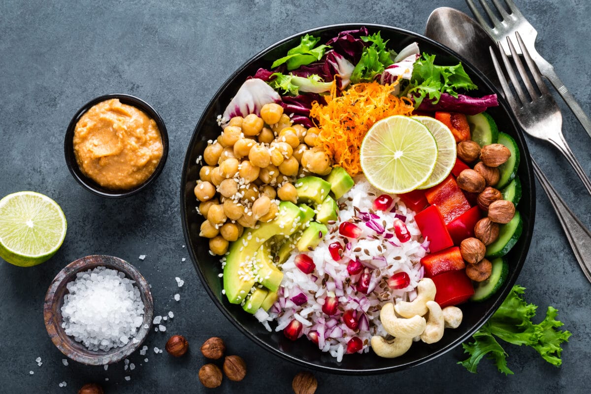Przepisy na szybkie bowl’e – kulinarna moda na dania w misce