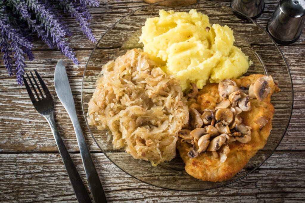 3. Kotlety schabowe z ziemniakami puree i kapustą zasmażaną