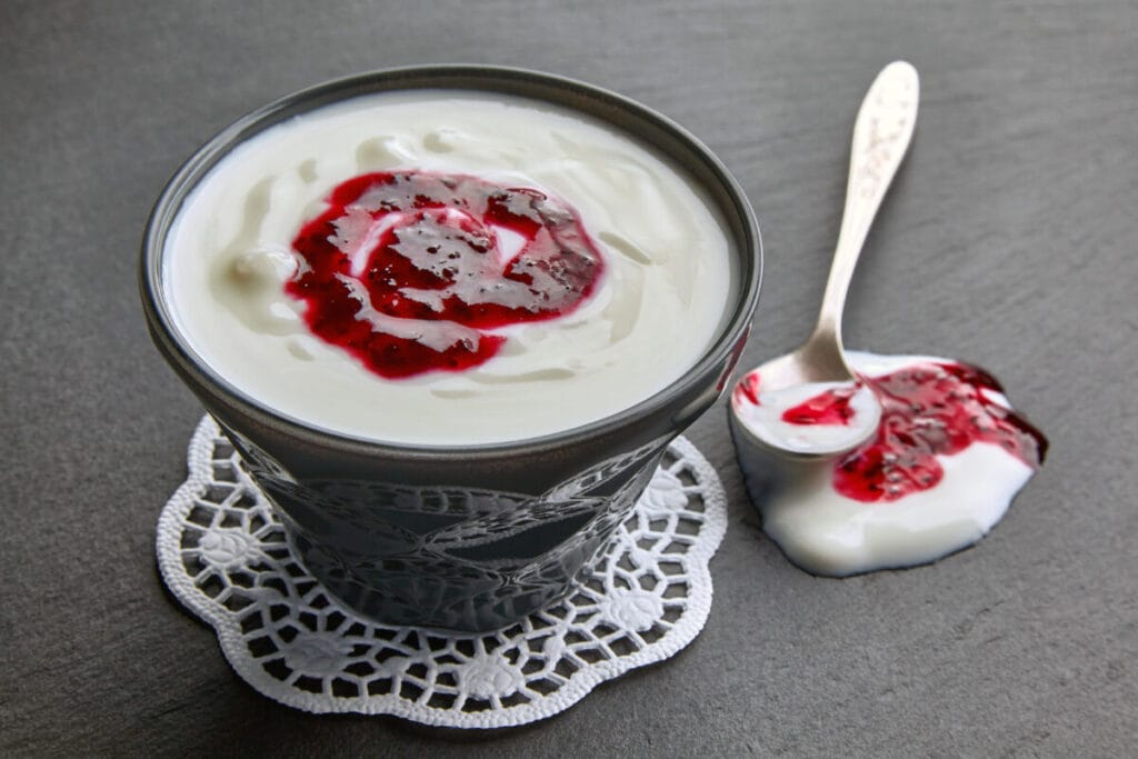 3. Jogurt Grecki z Konfiturą Malinową