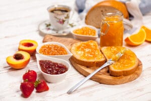 Przepisy na domowe śniadania z naturalnymi konfiturami i dżemami