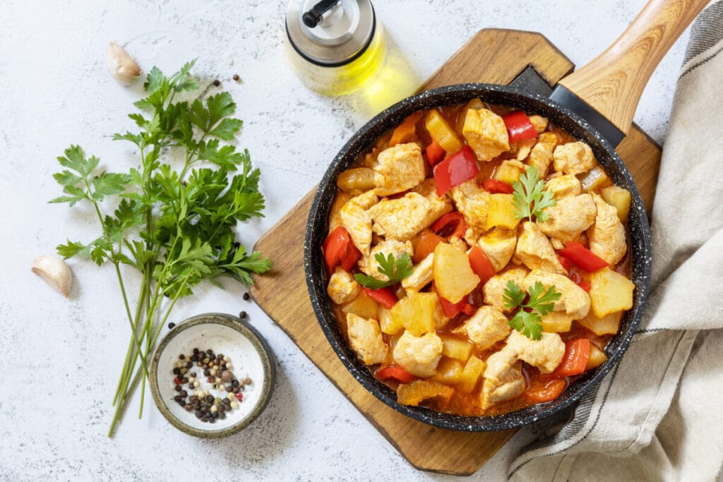 3. Tajskie curry z ananasem