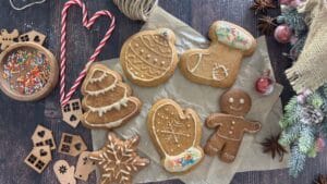 Jak udekorować świąteczne pierniczki, by wyglądały jak z bajki dzięki posypce cukrowej?