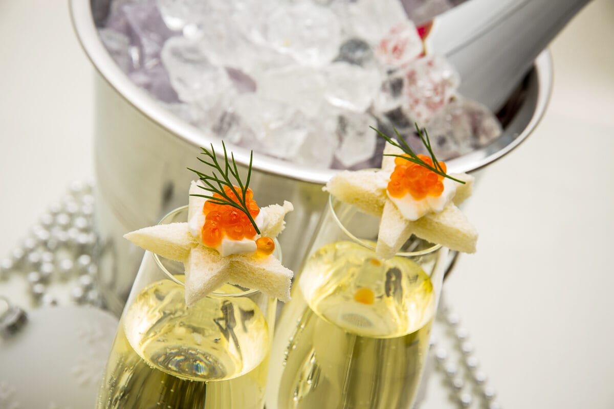 Nie tylko toast: Jak łączyć białe wino musujące z lekkimi przystawkami i daniami z ryb?